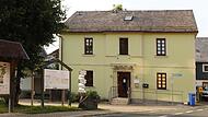 Das gemeindeeigene Ärztehaus am Marktplatz wird jetzt für über 280.000 Euro auch außen saniert. Innen ist es bereits erneuert, seit die Nachfolge der Hausarztpraxis von Dr. Baar geregelt war.