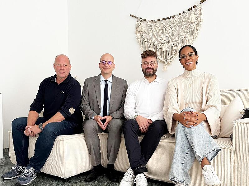 Er&ouml;ffnung des Fotostudios in der Ludwigstra&szlig;e: Im Bild (von links) J&ouml;rg Schaffelhofer, OB Dirk Vogel, Sebastian M. B&uuml;nner und Yvonne M. James.