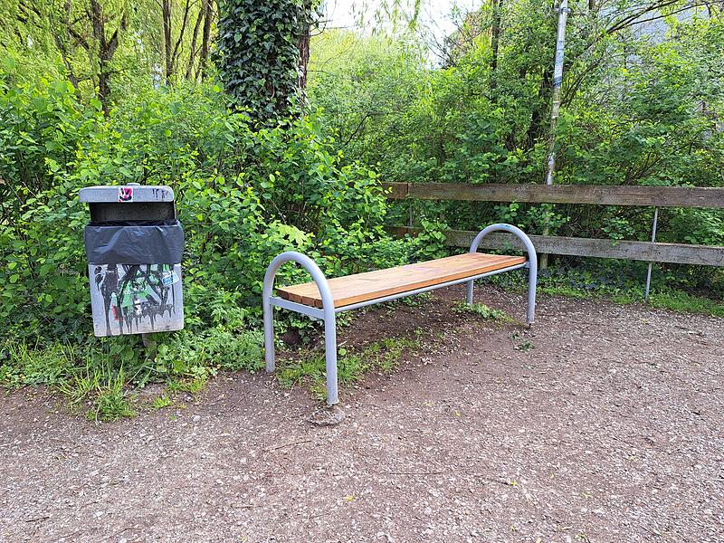 Die Bank an der Itz ist ein kleiner Geheimtipp. Leicht versteckt, bietet sie einen tollen Blick auf die Itz. Allerdings hat man die Veste im R&uuml;cken.