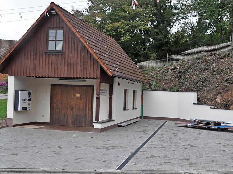 Zum Zankapfel ist im Gemeinderat Pfarrweisach der Bau der Toilettenhäuschen (im Bild rechts) in Dürrnhof geworden – nicht wegen der von allen Seiten gelobten Eigeninitiative der Dürrnhöfer, sondern wegen der aufgelaufenen Kosten. Jetzt soll die Fr...