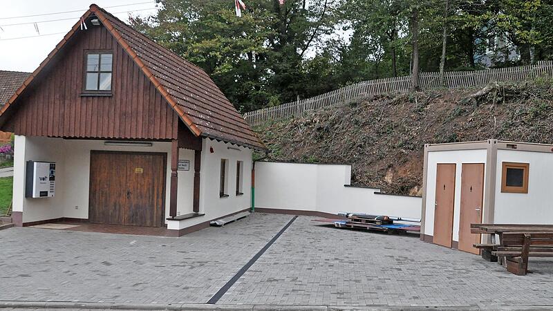 Zum Zankapfel ist im Gemeinderat Pfarrweisach der Bau der Toilettenh&auml;uschen (im Bild rechts) in D&uuml;rrnhof geworden &ndash; nicht wegen der von allen Seiten gelobten Eigeninitiative der D&uuml;rrnh&ouml;fer, sondern wegen der aufgelaufenen Kosten. Jetzt soll die Fr...