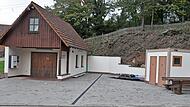 Zum Zankapfel ist im Gemeinderat Pfarrweisach der Bau der Toilettenhäuschen (im Bild rechts) in Dürrnhof geworden – nicht wegen der von allen Seiten gelobten Eigeninitiative der Dürrnhöfer, sondern wegen der aufgelaufenen Kosten. Jetzt soll die Fr...