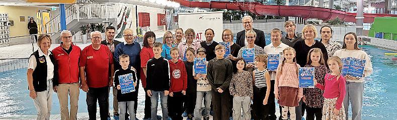 Die Vertreter des Forums Sport sowie Lehrkräfte der Siegerschulen mit ihren Schülerinnen und Schülern.