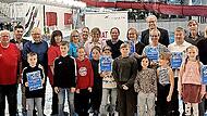 Die Vertreter des Forums Sport sowie Lehrkräfte der Siegerschulen mit ihren Schülerinnen und Schülern.