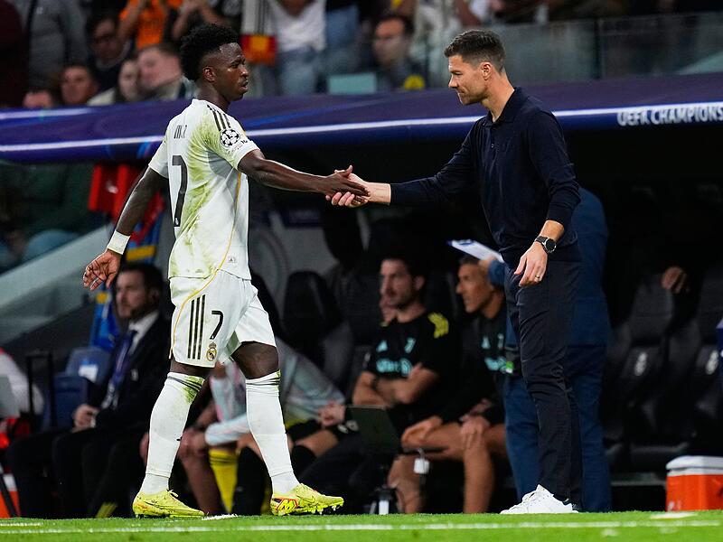 Vinicius Junior und Xabi Alonso
