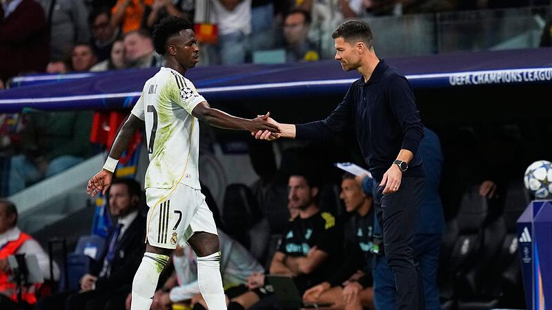 Vinicius Junior und Xabi Alonso