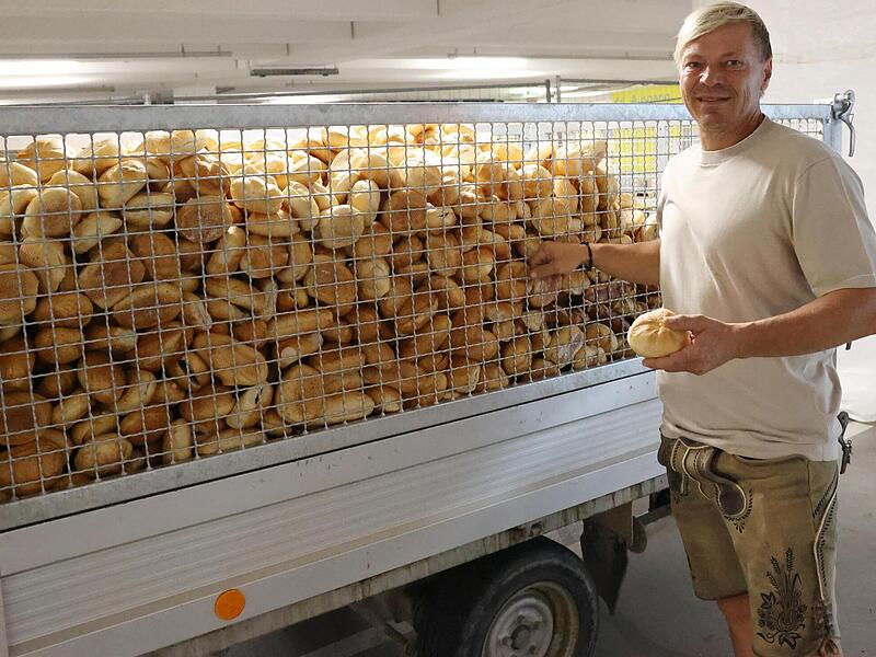 Nur die Brötchen, die am ersten Wochenende nicht verbraucht worden sind, kommen auf den Anhänger. Es sind Tausende. Jürgen Stübinger stellt sie einer Fischzucht zur Verfügung. Nur die Brötchen, die am ersten Wochenende nicht verbraucht worden sind, kommen auf den Anhänger. Es sind Tausende. Jürgen Stübinger stellt sie einer Fischzucht zur Verfügung.