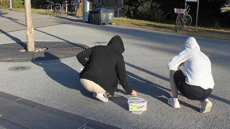 Mit bunter Kreide ist das Team hinter der Instagram-Seite „Catcalls of Bamberg“ regelmäßig in der Stadt unterwegs und macht auf das Problem der verbalen sexuellen Belästigung aufmerksam.