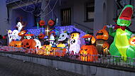 Auf dem Hof der Familie Hösch in Geisfeld wird die Halloween-Deko von Jahr zu Jahr mehr.