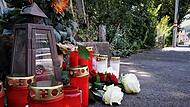 Einige Blumen und Kerzen säumen nun den Tatort.Forchheim & Fränkische Schweiz Einige Blumen und Kerzen säumen nun den Tatort.Forchheim & Fränkische Schweiz
