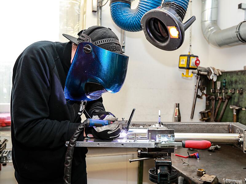 Schwei&szlig;-Arbeiten in der Firma Kesstech in Theres im Landkreis Ha&szlig;berge