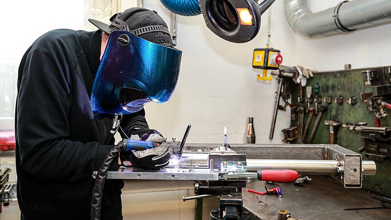 Schwei&szlig;-Arbeiten in der Firma Kesstech in Theres im Landkreis Ha&szlig;berge