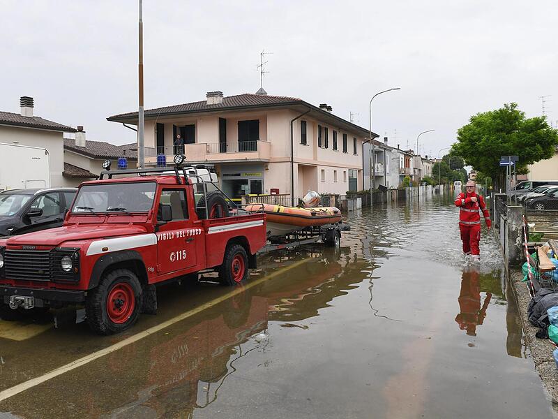Ein Feuerwehrmann im Einsatz während des Hochwassers in Lugo.