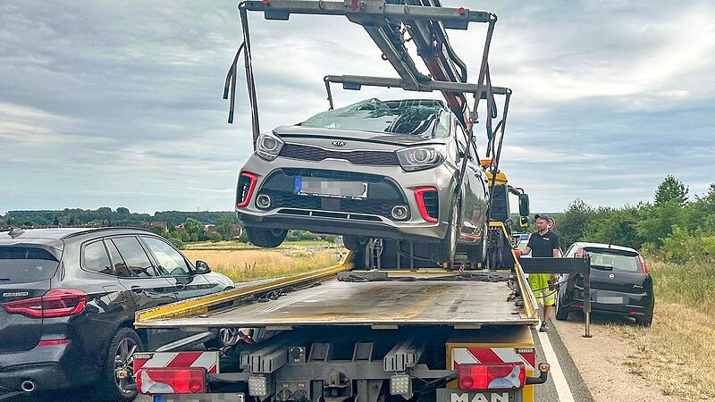 Die beteiligten Fahrzeuge mussten nach dem Unfall in Herzogenaurach abgschleppt werden.