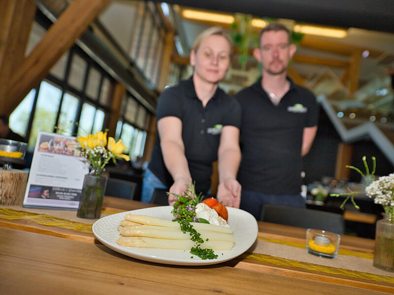 Die Rezeptpalette mit Spargel ist schier endlos: Hier kredenzen Kathrin G&uuml;thlein und Markus Sch&auml;fer eine eigene Interpretation des Armen Ritters - mit Spargel und B&auml;rlauch.