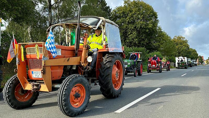 Die Traktoren sind f&uuml;r die Wallfahrt mit Blumen und Fahnen geschm&uuml;ckt worden.