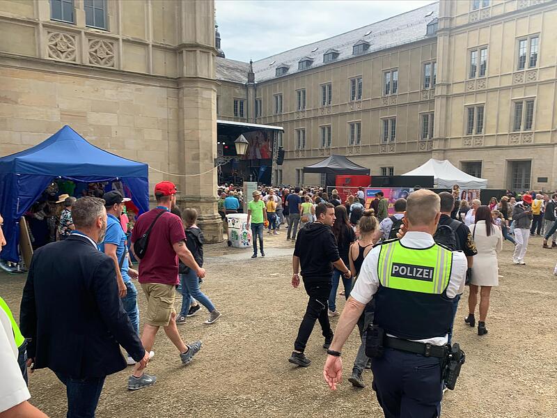 Wo ist S&ouml;der? Polizei und Personensch&uuml;tzer eilen in Richtung Ehrenburg.