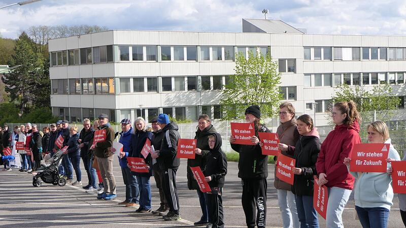 Im April hatten Besch&auml;ftigte und Bev&ouml;lkerung mit einer Menschenkette gegen den Arbeitsplatzabbau demonstriert.