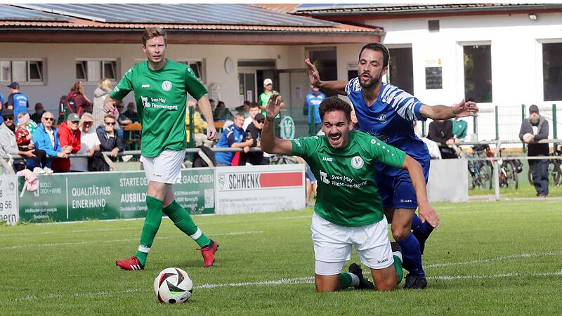 Der Hirschaider Daniel Sch&auml;ffer (blaues Trikot) foult den Kemmerner Niklas G&auml;&szlig;ler. Am Ende hatte Hirschaid mit 1:0 die Nase vorn.