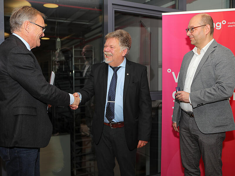 OB Andreas Starke und Chefredakteur der Lokalen Medien der Mediengruppe Oberfranken, Thomas Zeller (r.), haben Georg Schrepfer mit der Bamberger Bürgernadel in der Kategorie „Lebenswerk“ ausgezeichnet.
