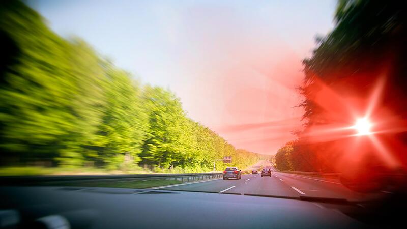 Manchmal kommt das Blitzlicht am Straßenrand völlig unvermittelt.