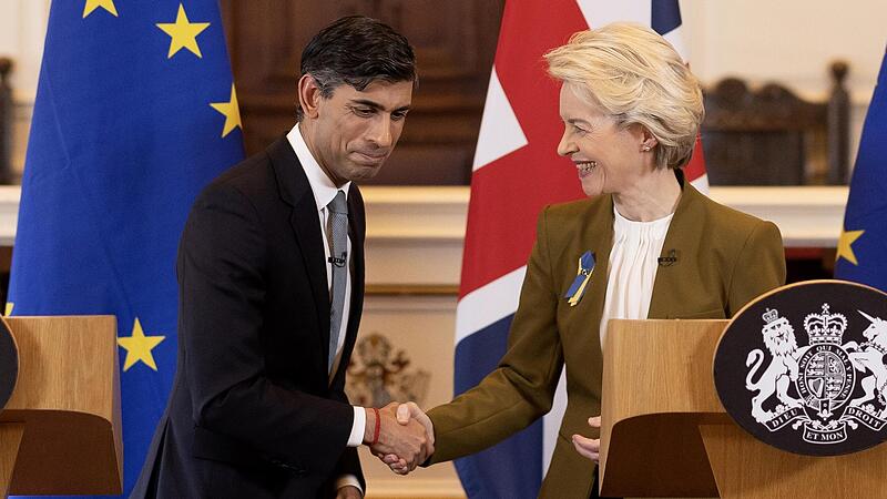 Der britische Premier Rishi Sunak trieb den Deal mit der EU in der Nordirlandfrage voran: Sunak mit Kommissionspr&auml;sidentin Ursula von der Leyen nach der Konferenz zum &bdquo;Windsor Framework&ldquo;.
