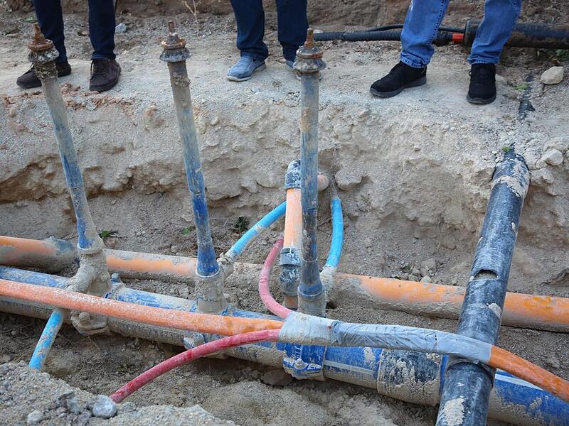 Gemeinderat Itzgrund: Rundfahrt mit Baustellenbesichtigung und Beratung: Über so verlegte Versorgungsleitungen könne die neue Straße in Kaltenbrunn nicht gebaut werden, erläuterte Ingenieur Udo Weber. Entstandene Hohlräume seien obendrein nicht ve...