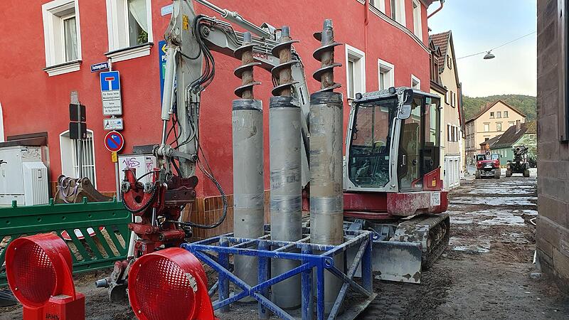 Mit Bohrpf&auml;hlen wird aktuell die Baugrube im Kirchwehr gesichert. Bis zum Frost soll dort gearbeitet werden.