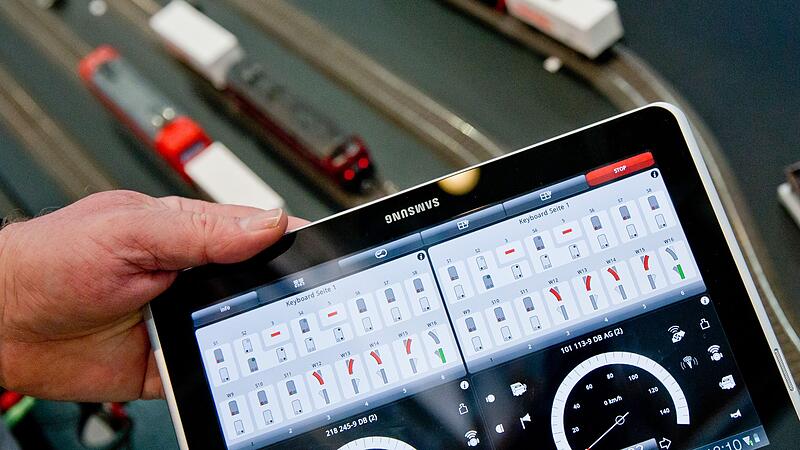 Eine Modelleisenbahn wird mit einem Tablet-PC gesteuert