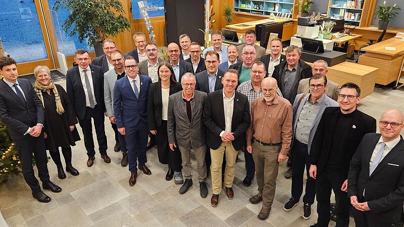 Die Gesellschafter der Energie GmbH Landkreis Bad Kissingen mit Gesch&auml;ftsf&uuml;hrerin Sabine Rautert (vorne, Mitte) und Gesch&auml;ftsf&uuml;hrer Ren&eacute; Gerner (links daneben).