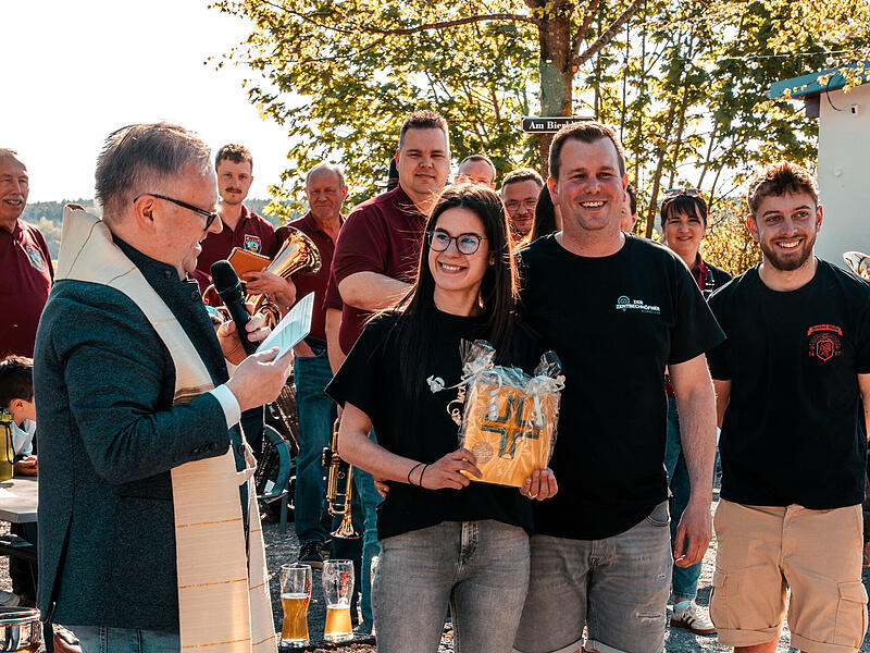 Pfarrer Thomas Ringer (vorne links) segnet im Beisein der P&auml;chter Julia M&uuml;ller (vorne Zweite von Links) und Steffen Ramer (vorne Zweiter von Rechts) den Keller in Zentbechhofen.