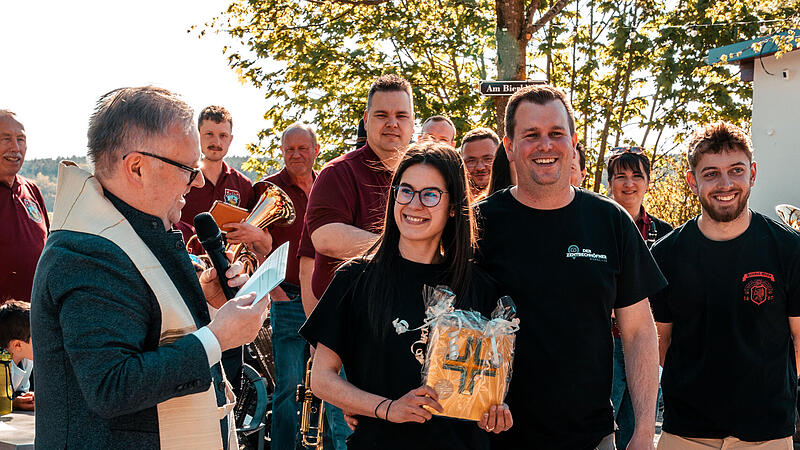 Pfarrer Thomas Ringer (vorne links) segnet im Beisein der P&auml;chter Julia M&uuml;ller (vorne Zweite von Links) und Steffen Ramer (vorne Zweiter von Rechts) den Keller in Zentbechhofen.