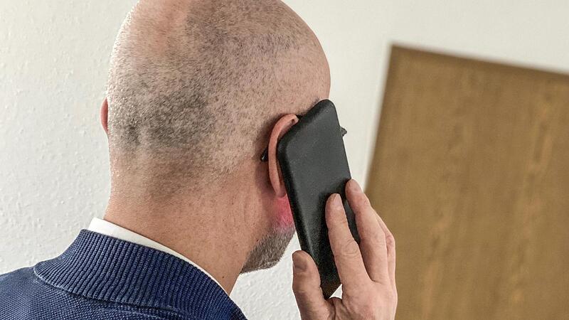 Vor allem ältere Menschen werden zum Ziel von Betrügeranrufen. Man versucht sie am Telefon mit Schocknachrichten dazu zu bringen, eine große Summe an Bargeld oder Wertsachen zu übergeben.