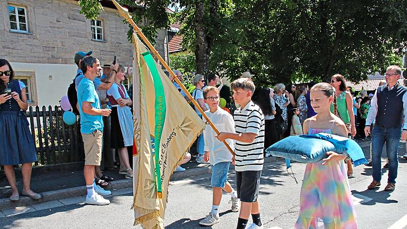 Lenny Leukam trägt die Wiesenfestfahne. Begleitet wird er von Anton Limmer und Lea Brückner, die das Fahnenband auf einem Kissen zum Sportgelände des VfB Kulmbach bringt. Stephan Stöckel Lenny Leukam trägt die Wiesenfestfahne. Begleitet wird er von Anton Limmer und Lea Brückner, die das Fahnenband auf einem Kissen zum Sportgelände des VfB Kulmbach bringt. Stephan Stöckel