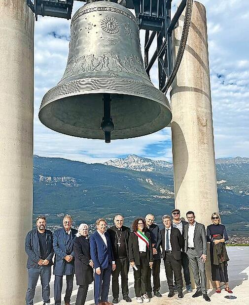 Die Forchheimer Delegation zusammen mit Vertretern der Stadt Rovereto und der Kirche unter der Friedensglocke.