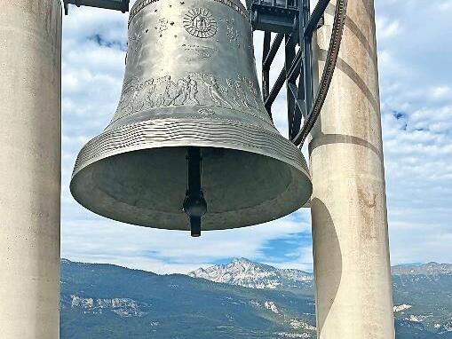 Die Forchheimer Delegation zusammen mit Vertretern der Stadt Rovereto und der Kirche unter der Friedensglocke.