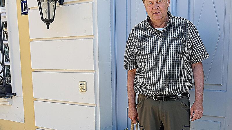 Auch sein Jagdhund, &bdquo;Sambo aus der Jossaburg&ldquo;, ist Rupert Fichtner ein treuer Begleiter geworden. Hier am Eingang zu seinem B&uuml;ro in Birkenfeld.