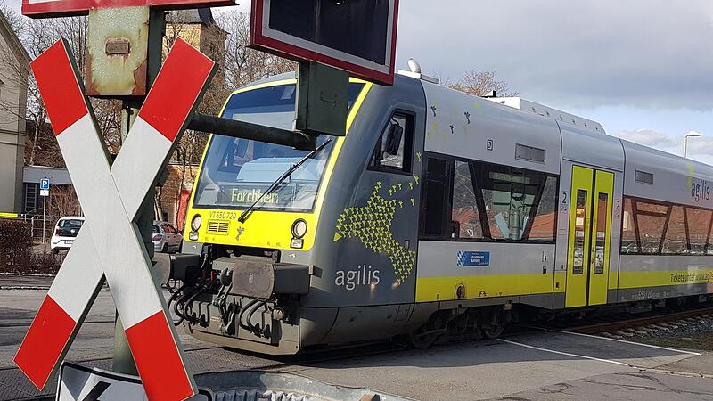 Seit 2011 pendeln die Dieseltriebwagen der Firma Agilis auf der Bahnstrecke zwischen Ebern (unser Bild) und Bamberg. Seit 2011 pendeln die Dieseltriebwagen der Firma Agilis auf der Bahnstrecke zwischen Ebern (unser Bild) und Bamberg.