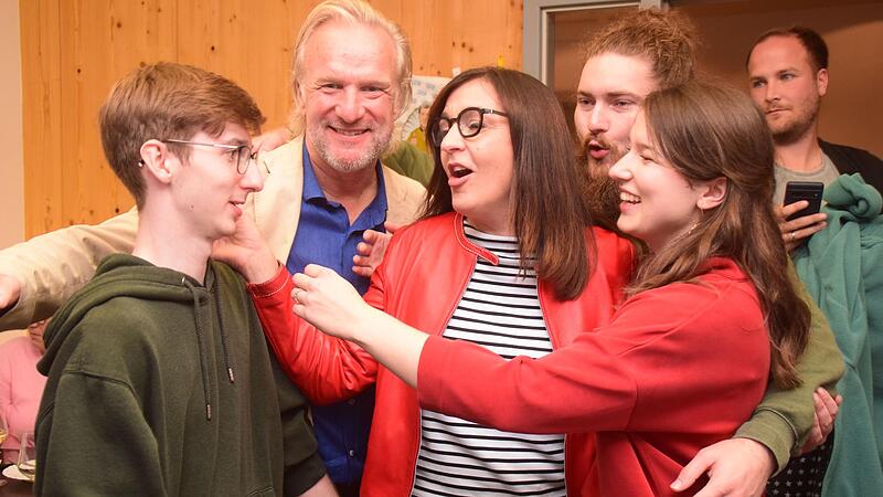 Familie ist Barbara Becker wichtig: (von links) Neffe Niklas Becker, Ehemann Norbert Kahl, Barbara Becker, Sebastian Seit (Freund von Tochter Miriam) und Miriam Kahl. Rechts freut sich Listenkandidat Max Hegler mit &uuml;ber den Wahlsieg.