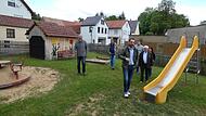 Die Gemeinde Wonfurt will für die Neuausstattung von Spielplätzen 120.000 Euro ausgeben. Das Bild entstand bei einer früheren Besichtigung der Gemeinderäte mit Bürgermeister Holger Baunacher (vorne).