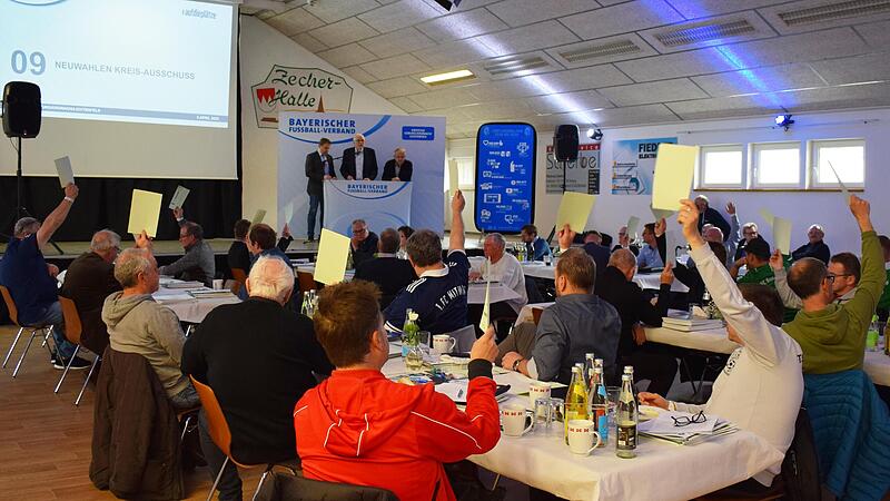 In der Zecher-Halle in Neukenroth tagte der Kreistag des Fußall-Kreises Coburg/Kronach/Lichtenfels. In der Zecher-Halle in Neukenroth tagte der Kreistag des Fußall-Kreises Coburg/Kronach/Lichtenfels.