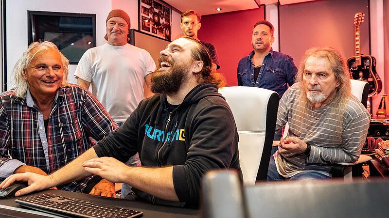 Die Band "Come Together" aus Unterfranken mit bekannten Musikern aus der Region in ihrem Proberaum in W&uuml;rzburg. Vorne von links: Friedel Amon, Franky K&uuml;hnlein, J&uuml;rgen K&uuml;hnlein. Hinten von links: Steff Porzel, Manu Amon, Frank Stimpfig.