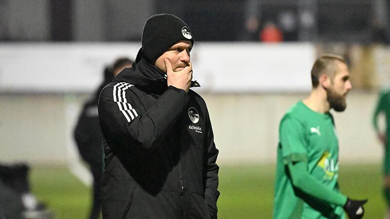 Kam zuletzt etwas ins Gr&uuml;beln: Coburgs Erfolgstrainer Carl-Philipp Schiebel. Der 2:0-Ausw&auml;rtssieg bei Don Bosco Bamberg sei sicher zwar etwas gl&uuml;cklich zu Stande gekommen, doch kein anderes Team in der Landesliga h&auml;tte einen solch &bdquo;dreckigen Sieg&ldquo;...