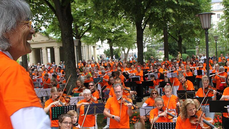 Besonders auffällig: Kent Nagano dirigiert die 600 Teilnehmer mit einem Lächeln im Gesicht. Besonders auffällig: Kent Nagano dirigiert die 600 Teilnehmer mit einem Lächeln im Gesicht.