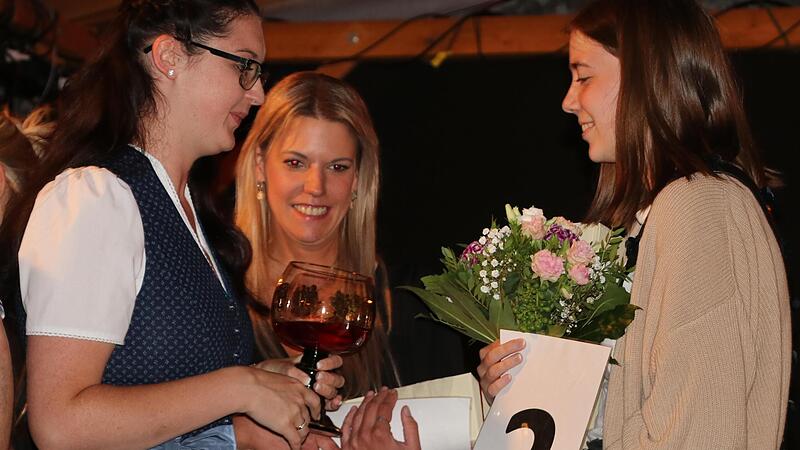 Weinkönigin Katrin Hilbert (links) gratuliert der neuen Kronacher Weinkönigin Jule Ditsche (rechts). Dazwischen 1. Prinzessin Sabrina Buckreus.