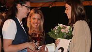 Weinkönigin Katrin Hilbert (links) gratuliert der neuen Kronacher Weinkönigin Jule Ditsche (rechts). Dazwischen 1. Prinzessin Sabrina Buckreus.