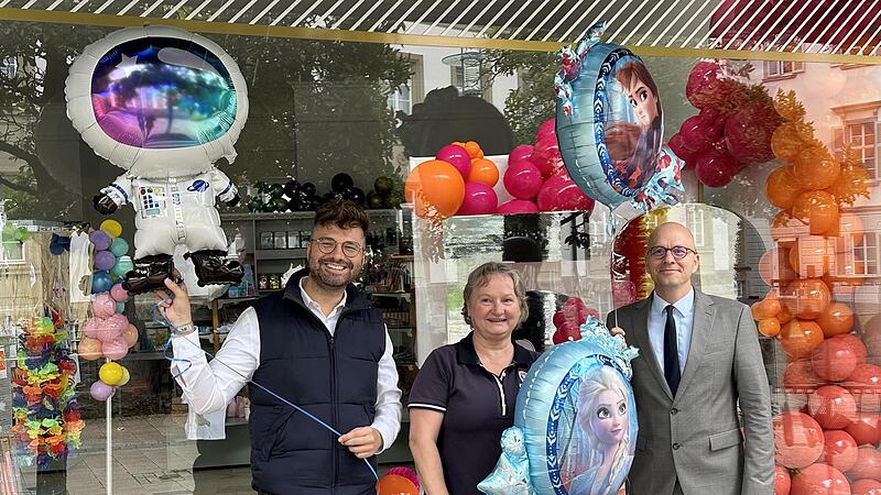 Von links: Sebastian M. Bünner, Christina Engel vom „Ballon Engel“ und OB Dirk Vogel