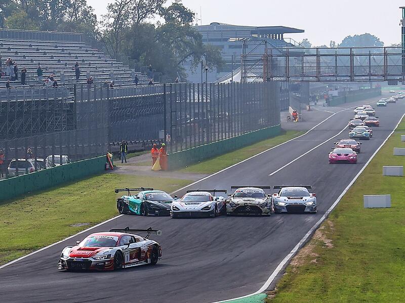 Während sich der Greystone-McLaren mit der Startnummer 33  von der Strecke dreht, ist Simon Reicher im Eastalent-Audi (vorne) dem Gerangel entkommen.