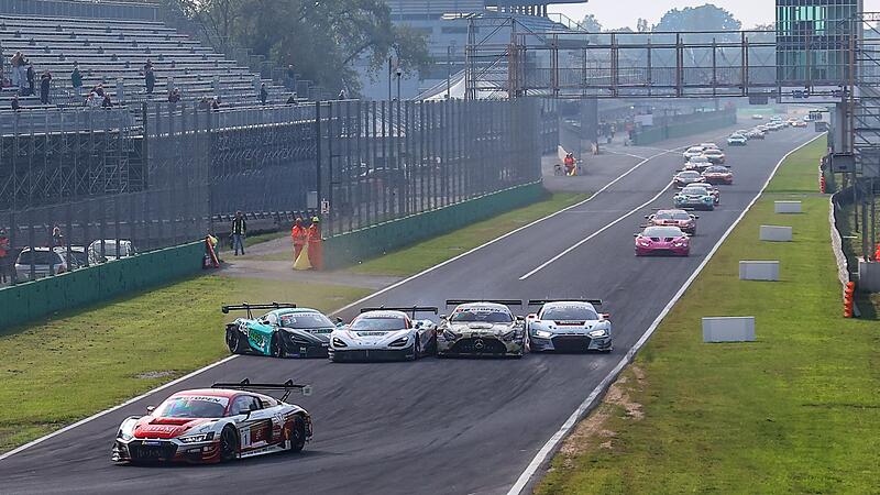 W&auml;hrend sich der Greystone-McLaren mit der Startnummer 33  von der Strecke dreht, ist Simon Reicher im Eastalent-Audi (vorne) dem Gerangel entkommen.