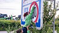 Greenpeace-Aktion für Tempolimit auf Autobahnen Greenpeace-Aktion für Tempolimit auf Autobahnen